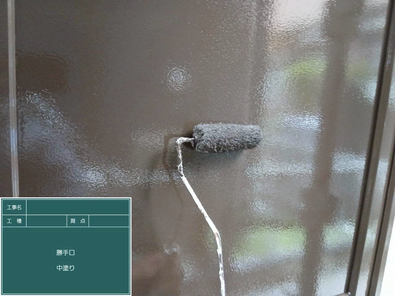 元の扉の色に合わせた塗料で中塗り中の勝手口
